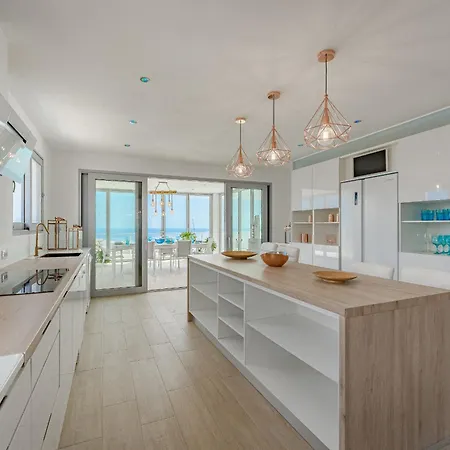 The Eagles Luxury Overlooking Siam Park Sleeps 14 Вилла Адехе